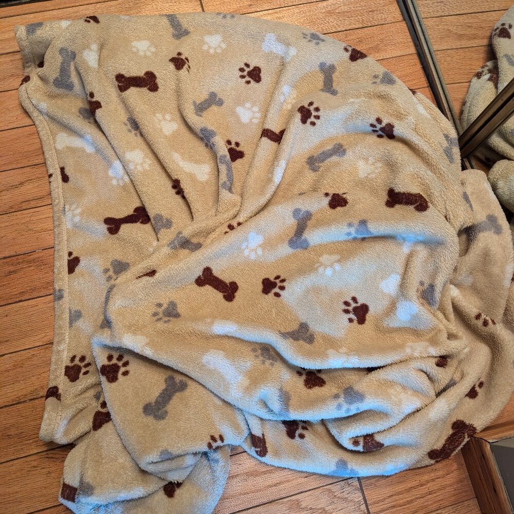 PAW PRINT PLUSHNESS (blanket/throw)